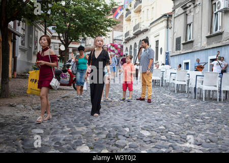 A Belgrado, in Serbia il 5 Luglio 2019: scena urbana con i turisti che visitano Skadarska Street noto anche come Skadarlija Foto Stock