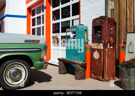 WILLIAMS (Arizona), Stati Uniti d'America - 14 agosto. 2009: vista sul retro le pompe di benzina a riparazione auto shop sul percorso 66 Foto Stock