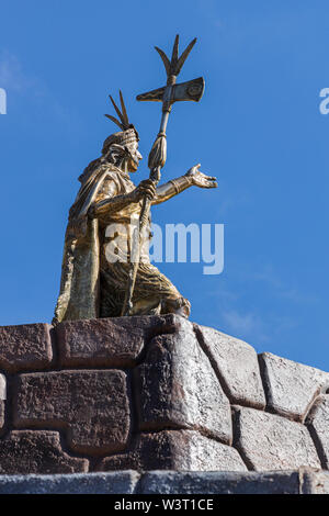 Statua dorata di Pachacuti, leader inca, in Plaza de Armas, la piazza principale, Cusco, Perù, Sud America Foto Stock