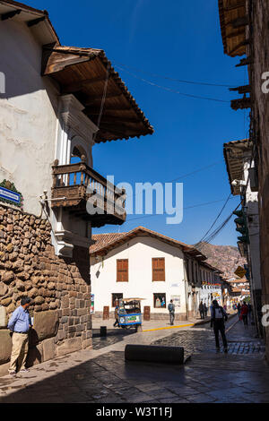 Balcone in legno su un angolo di Calle Hatunrumiyoc in Cusco, Perù, Sud America Foto Stock