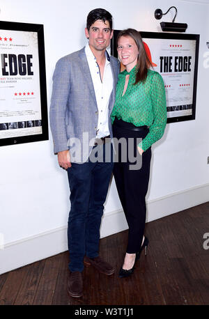 Sir Alastair Cook e Alice Cook che frequentano la premiere mondiale del bordo in corrispondenza Picturehouse centrale, Piccadilly Circus di Londra. Foto Stock