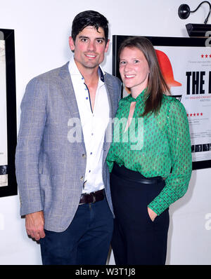 Sir Alastair Cook e Alice Cook che frequentano la premiere mondiale del bordo in corrispondenza Picturehouse centrale, Piccadilly Circus di Londra. Foto Stock