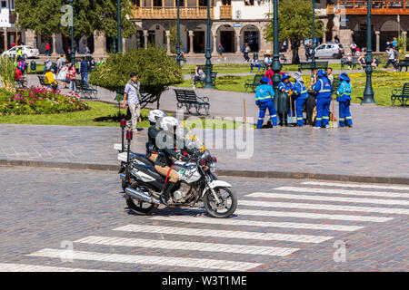 Motociclisti di polizia in Plaza de Armas in Cusco, Perù, Sud America Foto Stock