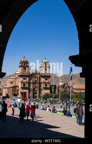 Vista generale attraverso le arcate della Plaza de Armas a Cusco, Perù, Sud America Foto Stock