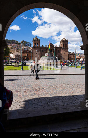 Vista generale attraverso le arcate della Plaza de Armas, la cattedrale e la piazza principale di Cusco, Perù, Sud America Foto Stock