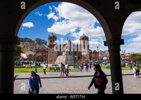 Vista generale attraverso le arcate della Plaza de Armas, la cattedrale e la piazza principale di Cusco, Perù, Sud America Foto Stock