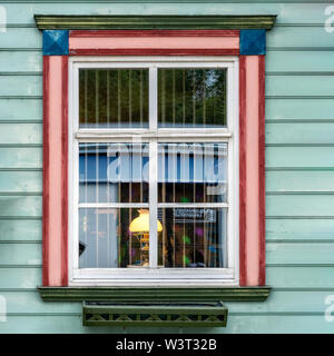 Rettangolare in legno finestra con telaio bianco e rivestimento rosa sullo sfondo della parete di assi di legno verde. Dalla finestra serie di mondo. Foto Stock