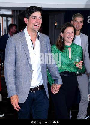 Sir Alastair Cook e Alice Cook che frequentano la premiere mondiale del bordo in corrispondenza Picturehouse centrale, Piccadilly Circus di Londra. Foto Stock