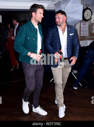 Greg James (sinistra) e Tim Bresnan frequentando il mondo premiere del bordo in corrispondenza Picturehouse centrale, Piccadilly Circus di Londra. Foto Stock