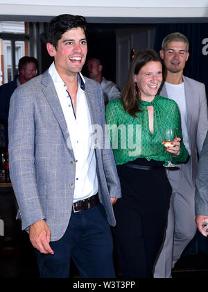 Sir Alastair Cook e Alice Cook che frequentano la premiere mondiale del bordo in corrispondenza Picturehouse centrale, Piccadilly Circus di Londra. Foto Stock