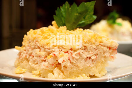 Insalata per la festa della Mimosa su una piastra, porzionati piatto Foto Stock