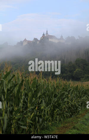 La nebbia autunnale townscape di Langenburg in Germania Foto Stock