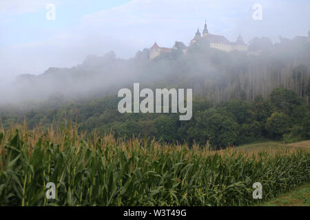 La nebbia autunnale townscape di Langenburg in Germania Foto Stock