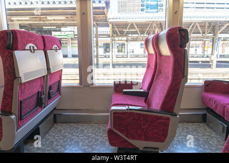 Interno del Giappone orientale Gono ferroviaria linea Shirakami Resort escursione in treno nella stazione di Akita. Il treno corse dalla Akita di Aomori Foto Stock