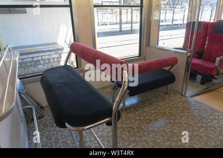 Interno del Giappone orientale Gono ferroviaria linea Shirakami Resort escursione in treno nella stazione di Akita. Il treno corse dalla Akita di Aomori Foto Stock