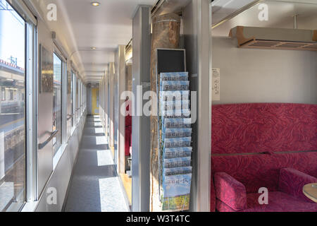 Interno del Giappone orientale Gono ferroviaria linea Shirakami Resort escursione in treno nella stazione di Akita. Il treno corse dalla Akita di Aomori Foto Stock