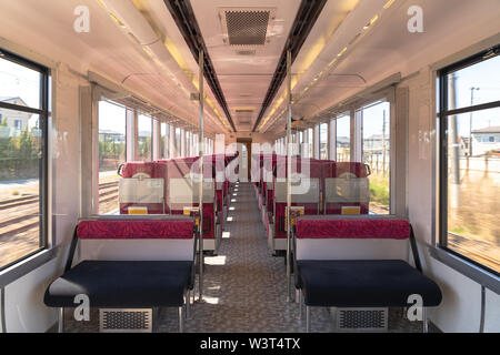 Interno del Giappone orientale Gono ferroviaria linea Shirakami Resort escursione in treno nella stazione di Akita. Il treno corse dalla Akita di Aomori Foto Stock