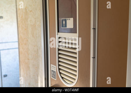 Interno del Giappone orientale Gono ferroviaria linea Shirakami Resort escursione in treno nella stazione di Akita. Il treno corse dalla Akita di Aomori Foto Stock