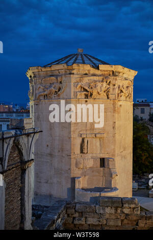 Torre dei Venti di blue ora all'antica città di Atene in Grecia Foto Stock