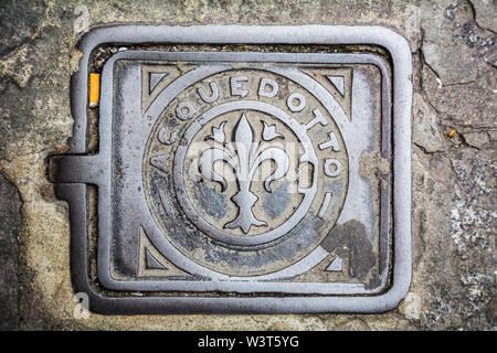 Firenze, Italia - 10 Maggio 2018: il vecchio shabby tombino in Firenze Foto Stock