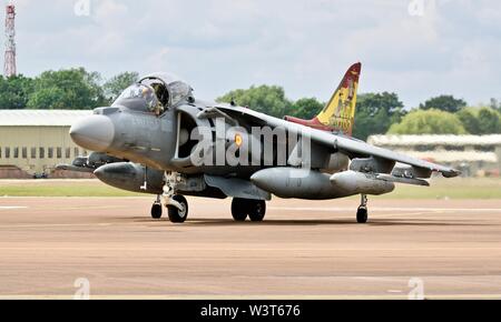 Marina spagnola EAV-8B Harrier II arrivando a RAF Fairford a prendere parte al 2019 Royal International Air Tattoo Foto Stock