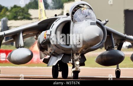 Marina spagnola EAV-8B Harrier II arrivando a RAF Fairford a prendere parte al 2019 Royal International Air Tattoo Foto Stock