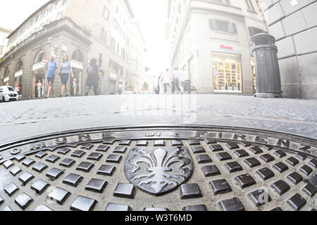 Firenze, Italia - 11 Maggio 2018: il vecchio shabby tombino in Firenze Foto Stock