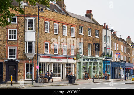 Caffè e negozi di Highgate High Street nel lussuoso sobborgo londinese di Highgate, North London REGNO UNITO Foto Stock