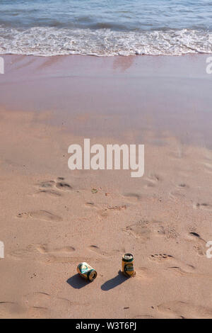 Vuoto due lattine di birra su una spiaggia tailandese Foto Stock