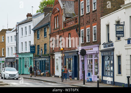 Negozi ed edifici in stile georgiano lungo Highgate High Street, nel villaggio di Highgate, North London UK, con pedoni Foto Stock