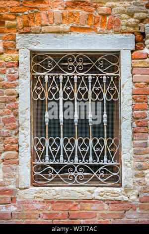Venezia, Italia - 14 Maggio 2019: Tradizionale antico stile gotico finestra a Venezia, Italia. Foto Stock