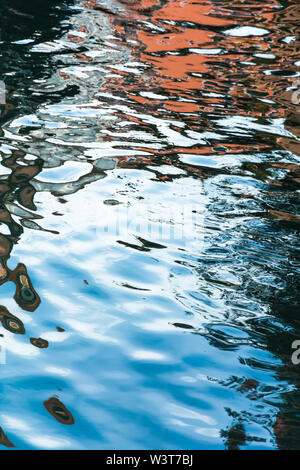 Acqua sfondo texture vicino. Luminose colorate di riflessione d'acqua. Foto Stock