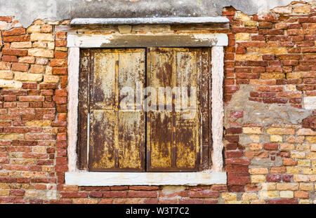Venezia, Italia - 14 Maggio 2019: Tradizionale antico stile gotico finestra a Venezia, Italia. Foto Stock