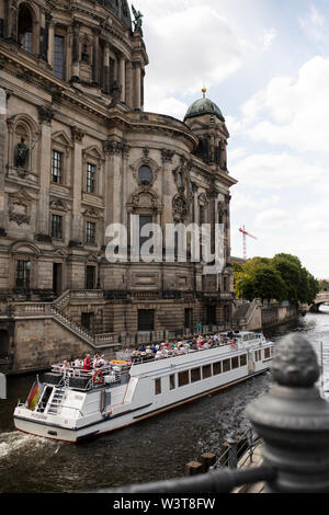 Un tour in barca passa dalla Berliner Dom (cattedrale) sull'Isola dei musei lungo il fiume Sprea a Berlino, Germania. Foto Stock