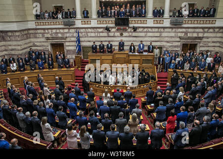 Atene, Grecia. 17 Luglio, 2019. I membri del nuovo parlamento greco sono giurato presso il parlamento greco ad Atene, in Grecia, il 17 luglio 2019. I 300 deputati della XVIII sessione del Parlamento Greco, eletti dal 7 luglio le elezioni generali, è stato prestato giuramento il mercoledì. Credito: Panagiotis Moschandreou/Xinhua/Alamy Live News Foto Stock