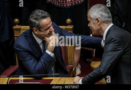 Atene, Grecia. 17 Luglio, 2019. Primo Ministro greco Kyriakos Mitsotakis (L) parla con un membro del parlamento al plenum del Parlamento ellenico di Atene, in Grecia, il 17 luglio 2019. I 300 deputati della XVIII sessione del Parlamento Greco, eletti dal 7 luglio le elezioni generali, è stato prestato giuramento il mercoledì. Credito: Panagiotis Moschandreou/Xinhua/Alamy Live News Foto Stock