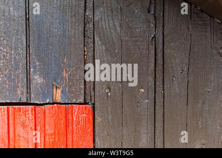 Rosso e nero parete in legno con diversi pattern di colori. Foto Stock