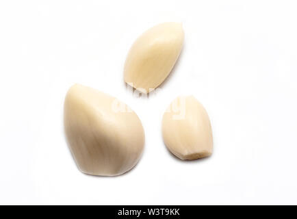 Vista dall'alto di aglio sbucciato isolati su sfondo bianco Foto Stock