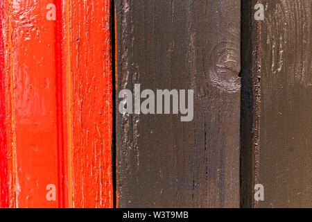 Rosso e nero parete in legno con diversi pattern di colori. Foto Stock