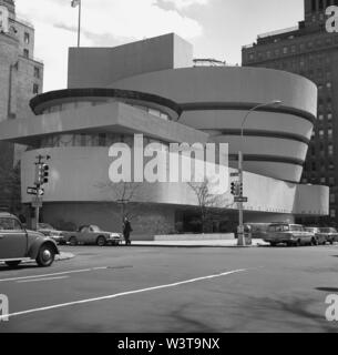 Anni sessanta, storico esterno del Museo Guggenheim, Manhattan, New York, Stati Uniti d'America. Progettato da Frank Lloyd Wright, l'edificio cilindrico - più ampio alla parte superiore che la parte inferiore - aperto nel 1959 ed è considerata una pietra miliare del xx secolo architettura, sebbene come un luogo ideale per visualizzare dipinti e opere d'arte, la spirale, design verticale ha i suoi critici. Era il solo museo progettato da Wright. Foto Stock