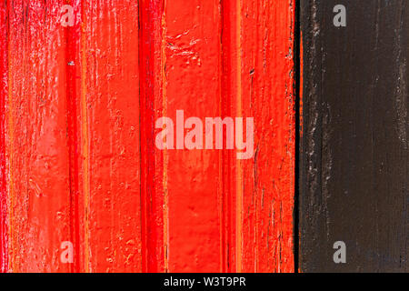 Rosso e nero parete in legno con diversi pattern di colori. Foto Stock