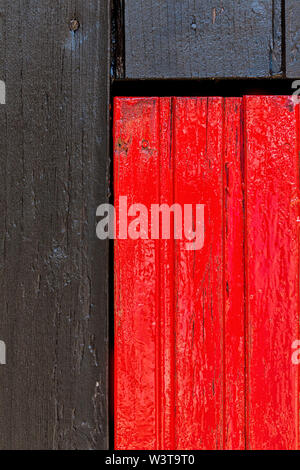 Rosso e nero parete in legno con diversi pattern di colori. Foto Stock