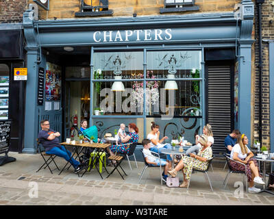 Ai clienti di godere di un sole estivo alfresco al di fuori dei capitoli di gelati e frullato café bar sul ponte Elvet Durham Inghilterra Foto Stock