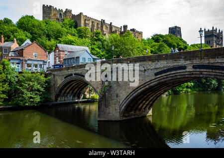 Framwellgate bridge e il castello, ora un Università edificio, in Durham Inghilterra Foto Stock