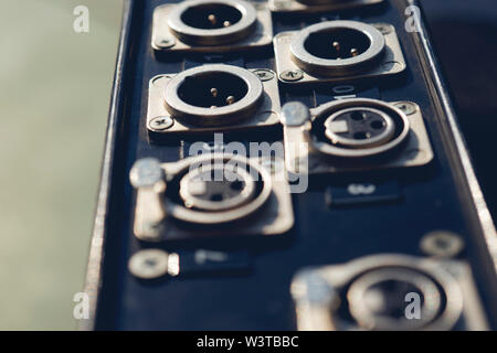 XLR digital audio sul pannello posteriore del videoregistratore professionale in blur. Foto Stock