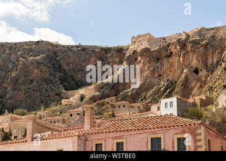 Monemvasia, Grecia. Viste sulla città vecchia di Monemvasia con le scale che portano alla cima del plateau Foto Stock