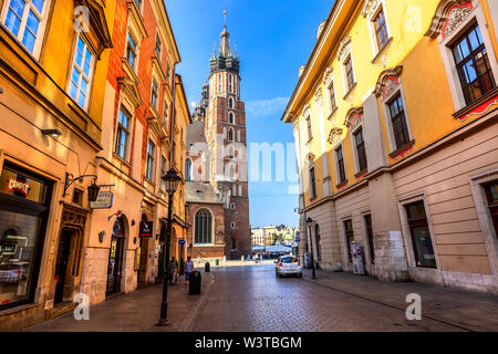 Cracovia in Polonia - Giugno 18, 2019: la famosa via dello shopping Florianska nella parte vecchia della città, che conduce alla Basilica di Santa Maria e la sua Basilica Rynek piazza principale Foto Stock