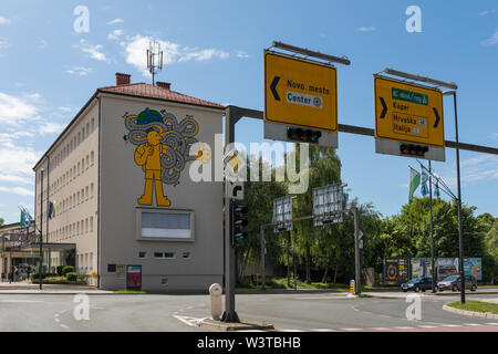 Cartelli stradali a Trzaska, Bleiweisova e Askerceva Street Junction a Ljubljana, Slovenia. Hitchhiker graffiti murale in background Foto Stock