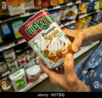 Lucky Brand foglia apple pie il riempimento in un supermercato a New York martedì, 16 luglio 2019. (© Richard B. Levine) Foto Stock