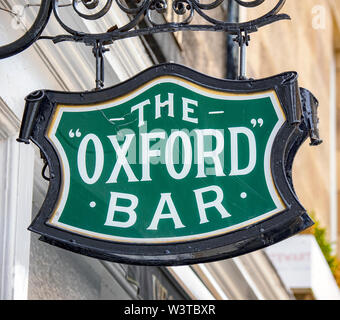 Il pub segno della Oxford Bar, Edimburgo, il pub preferito di Ispettore rebus, il personaggio immaginario creato dall autore Ian Rankin. Foto Stock